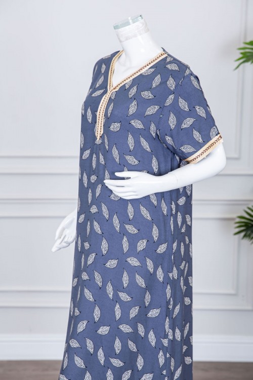 قميص نسائي طويل لون كحلي فاتح مزين برسومات و بكلفة مطرزة في الياقة و الأكمام