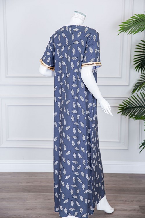 قميص نسائي طويل لون كحلي فاتح مزين برسومات و بكلفة مطرزة في الياقة و الأكمام