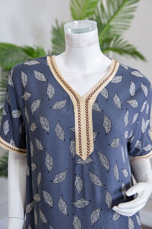 قميص نسائي طويل لون كحلي فاتح مزين برسومات و بكلفة مطرزة في الياقة و الأكمام