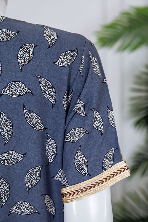 قميص نسائي طويل لون كحلي فاتح مزين برسومات و بكلفة مطرزة في الياقة و الأكمام