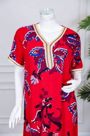 قميص نسائي طويل لون أحمر مزين برسومات ملونة و بكلفة مطرزة في الياقة و الأكمام