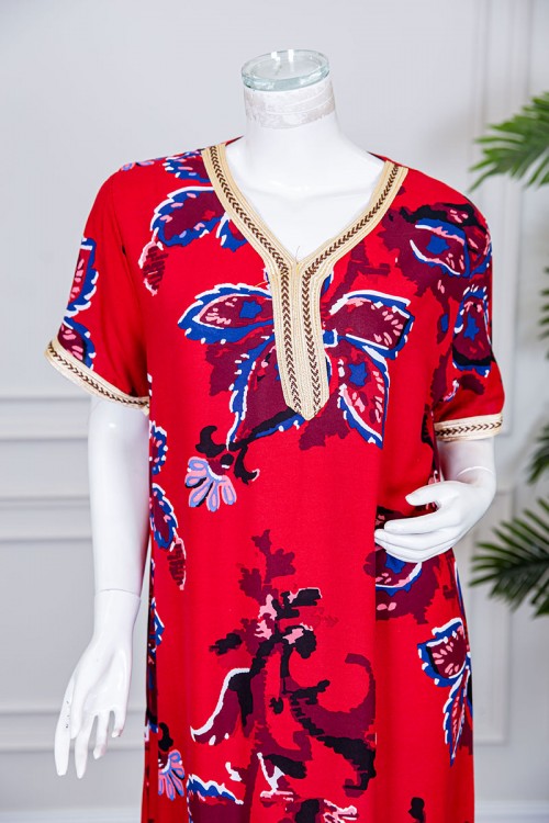 قميص نسائي طويل لون أحمر مزين برسومات ملونة و بكلفة مطرزة في الياقة و الأكمام