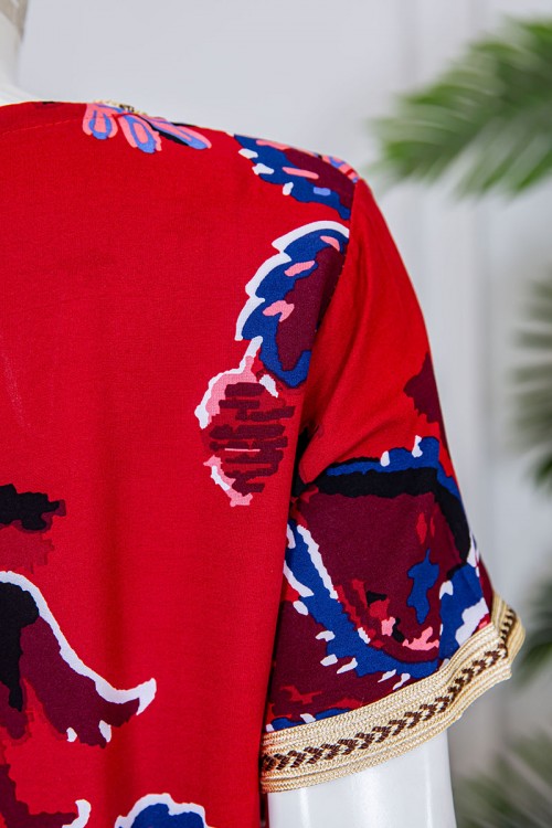 قميص نسائي طويل لون أحمر مزين برسومات ملونة و بكلفة مطرزة في الياقة و الأكمام