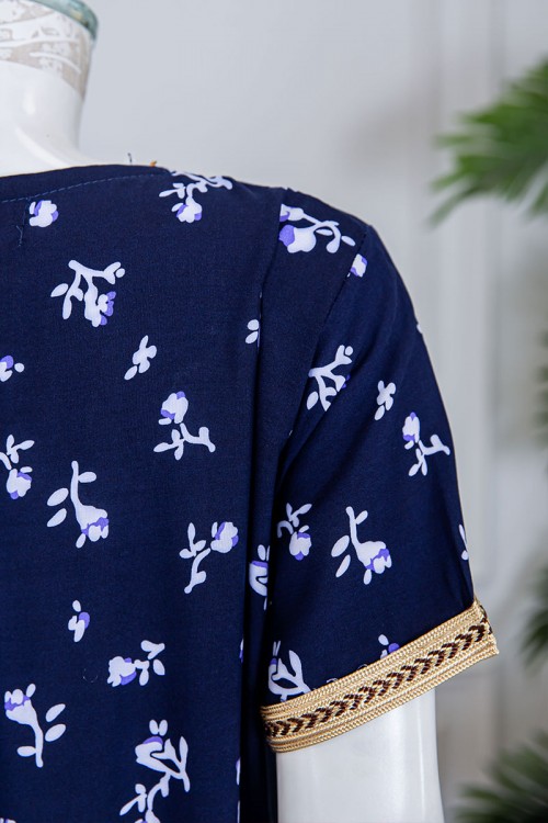 قميص نسائي طويل لون كحلي مزين برسومات و بكلفة مطرزة في الياقة و الأكمام