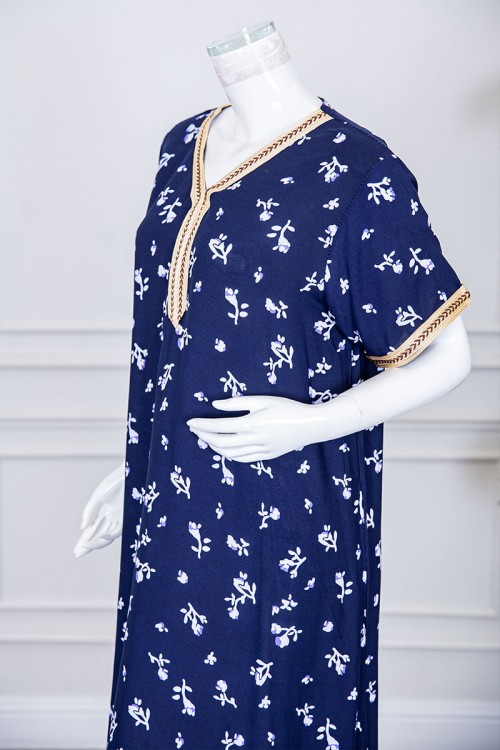 قميص نسائي طويل لون كحلي مزين برسومات و بكلفة مطرزة في الياقة و الأكمام