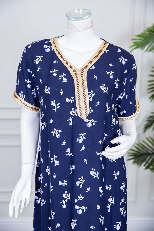 قميص نسائي طويل لون كحلي مزين برسومات و بكلفة مطرزة في الياقة و الأكمام