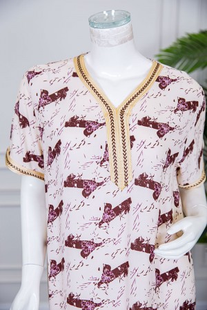 قميص نسائي طويل لون بيج فاتح مزين بنقوش و بكلفة مطرزة في الياقة و الأكمام