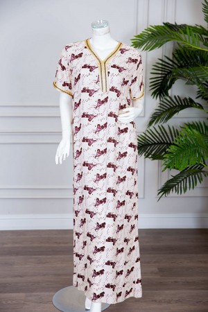 قميص نسائي طويل لون بيج فاتح مزين بنقوش و بكلفة مطرزة في الياقة و الأكمام