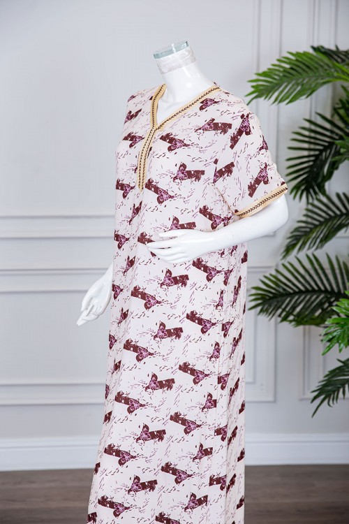 قميص نسائي طويل لون بيج فاتح مزين بنقوش و بكلفة مطرزة في الياقة و الأكمام