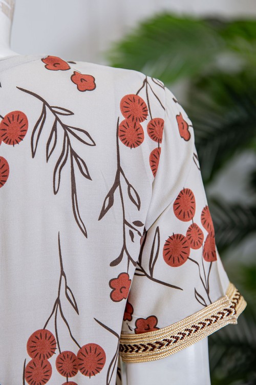 قميص نسائي طويل لون بيج فاتح مزين برسومات و بكلفة مطرزة في الياقة و الأكمام