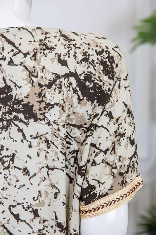 قميص نسائي طويل لون بيج فاتح مزين بنقوش ملونة و بكلفة مطرزة في الياقة و الأكمام