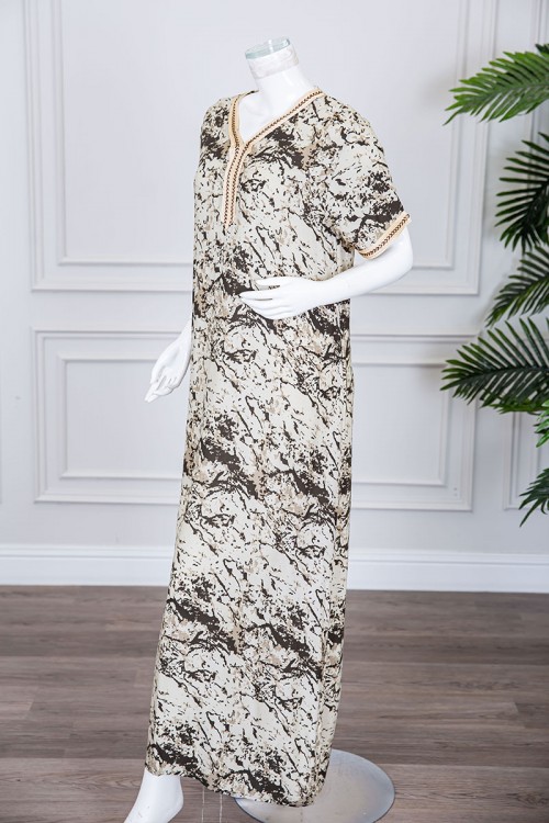 قميص نسائي طويل لون بيج فاتح مزين بنقوش ملونة و بكلفة مطرزة في الياقة و الأكمام