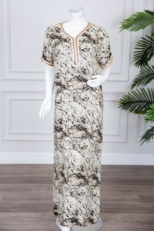 قميص نسائي طويل لون بيج فاتح مزين بنقوش ملونة و بكلفة مطرزة في الياقة و الأكمام