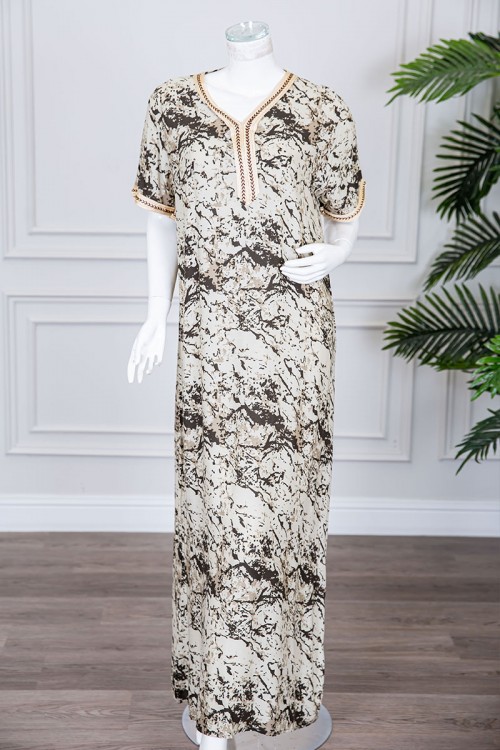 قميص نسائي طويل لون بيج فاتح مزين بنقوش ملونة و بكلفة مطرزة في الياقة و الأكمام