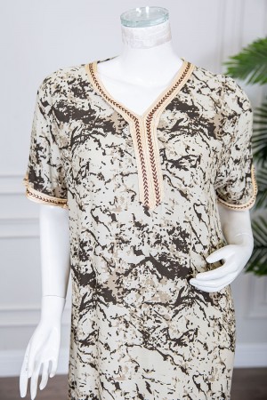 قميص نسائي طويل لون بيج فاتح مزين بنقوش ملونة و بكلفة مطرزة في الياقة و الأكمام