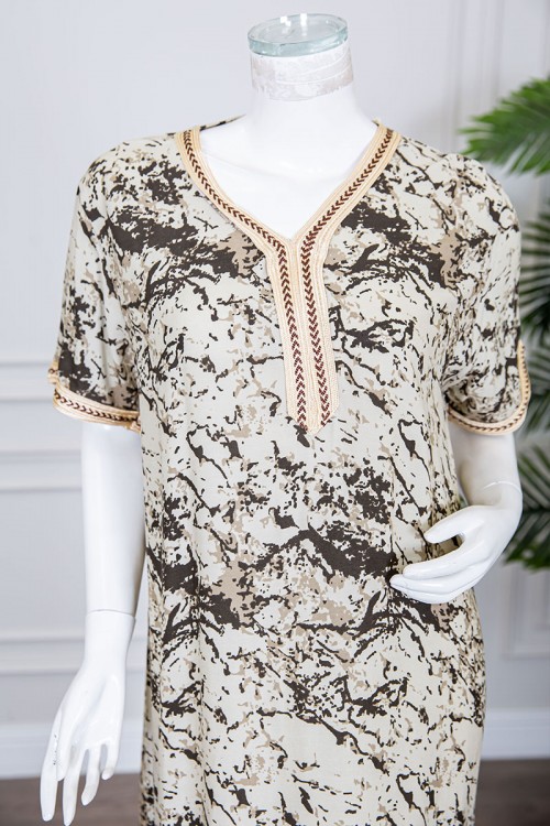 قميص نسائي طويل لون بيج فاتح مزين بنقوش ملونة و بكلفة مطرزة في الياقة و الأكمام