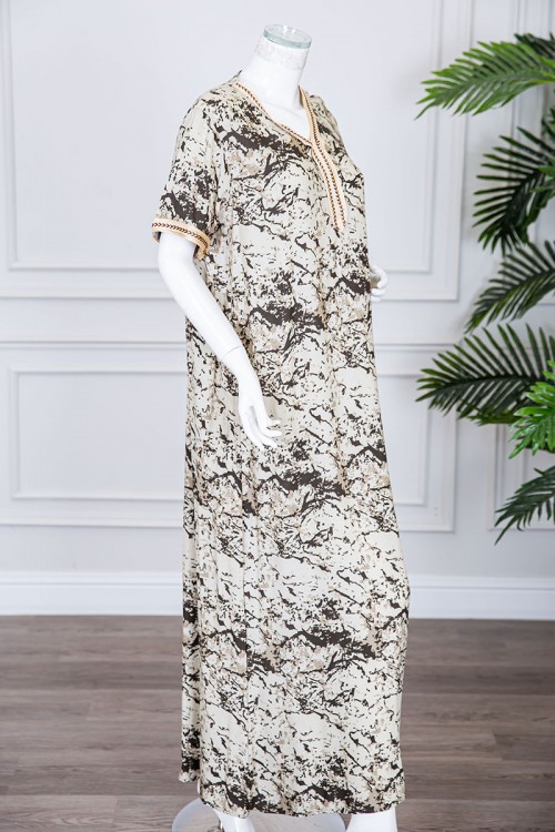 قميص نسائي طويل لون بيج فاتح مزين بنقوش ملونة و بكلفة مطرزة في الياقة و الأكمام