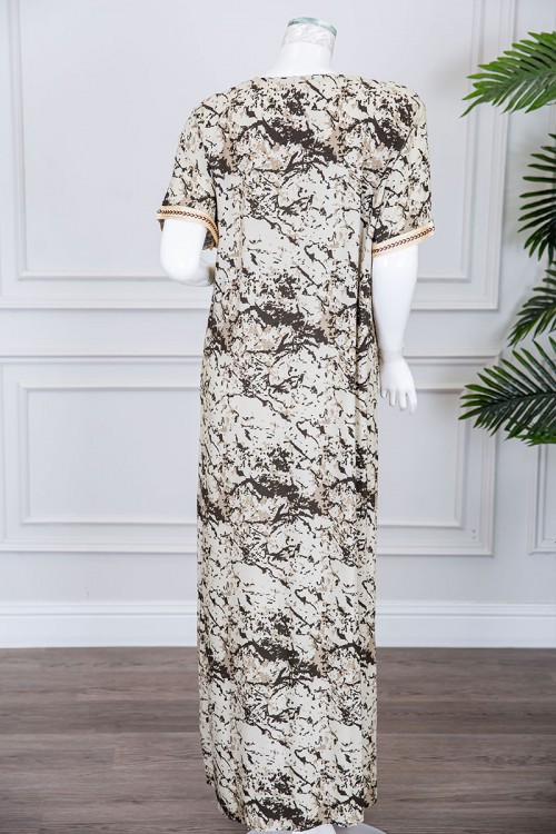 قميص نسائي طويل لون بيج فاتح مزين بنقوش ملونة و بكلفة مطرزة في الياقة و الأكمام