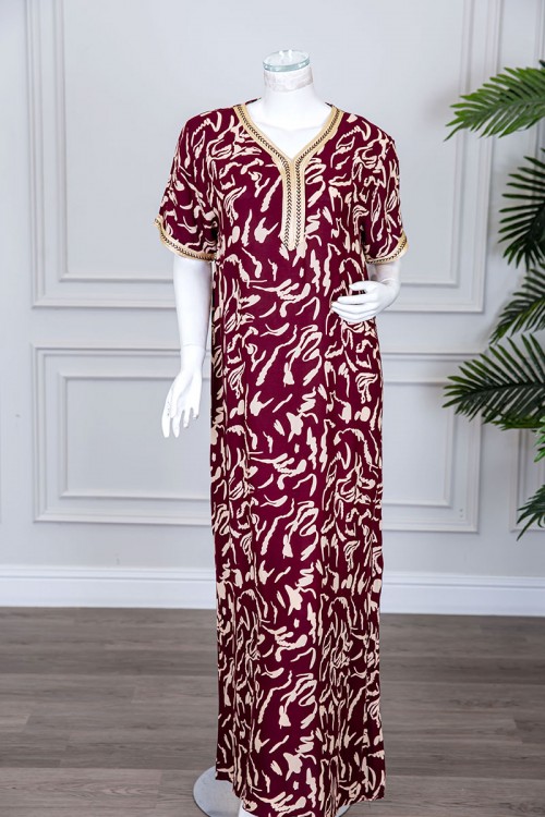 قميص نسائي طويل لون عودي مزين بنقوش و بكلفة مطرزة في الياقة و الأكمام