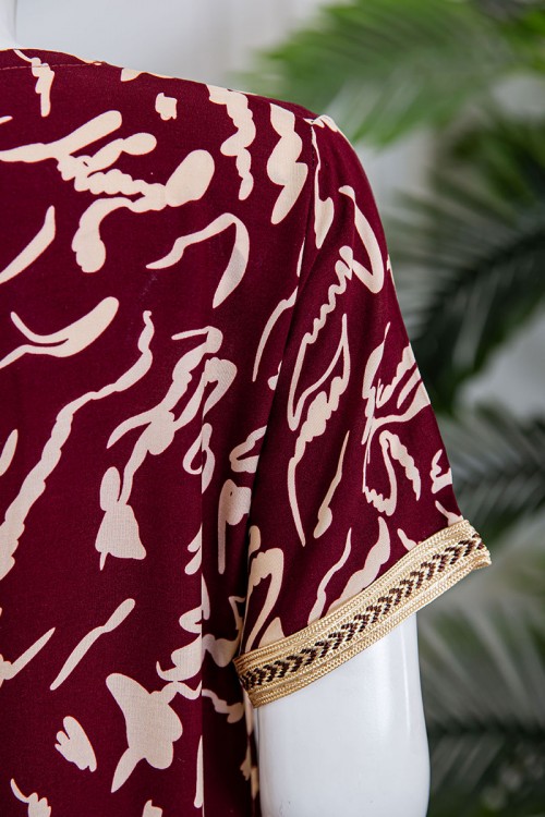 قميص نسائي طويل لون عودي مزين بنقوش و بكلفة مطرزة في الياقة و الأكمام