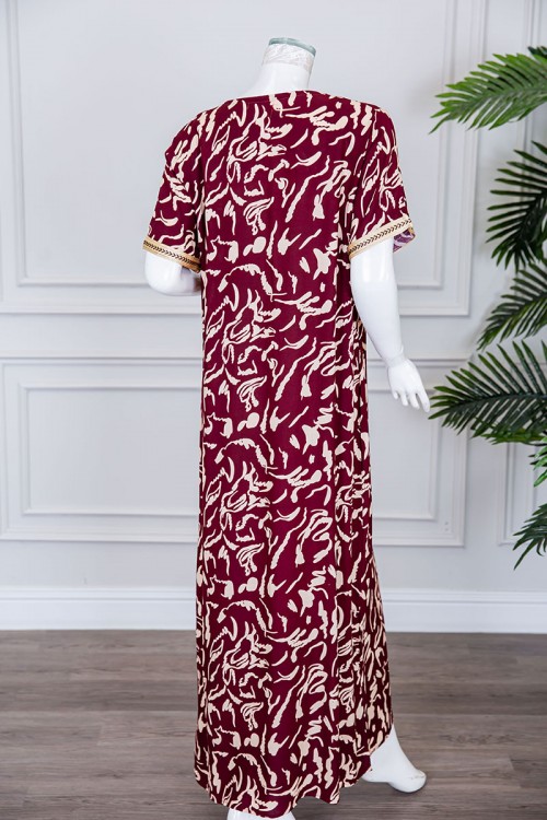 قميص نسائي طويل لون عودي مزين بنقوش و بكلفة مطرزة في الياقة و الأكمام