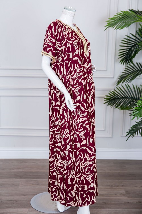 قميص نسائي طويل لون عودي مزين بنقوش و بكلفة مطرزة في الياقة و الأكمام