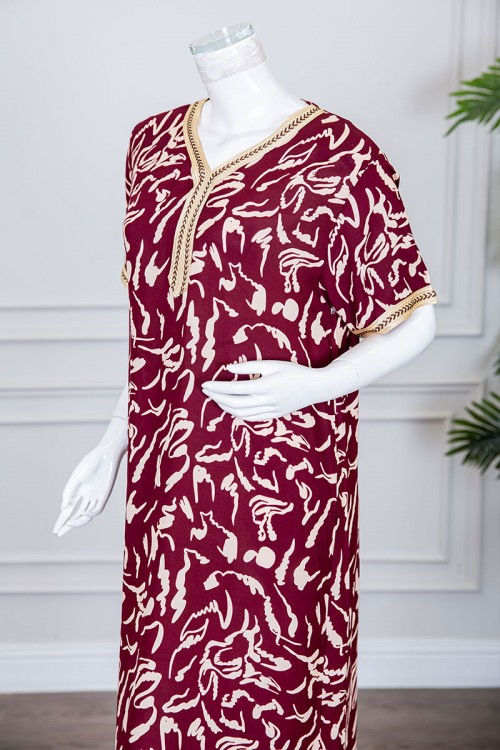 قميص نسائي طويل لون عودي مزين بنقوش و بكلفة مطرزة في الياقة و الأكمام