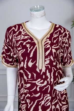 قميص نسائي طويل لون عودي مزين بنقوش و بكلفة مطرزة في الياقة و الأكمام