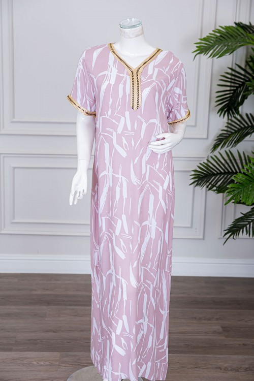 قميص نسائي طويل لون وردي مزين بنقوش و بكلفة مطرزة باللون الذهبي في الياقة و الأكمام