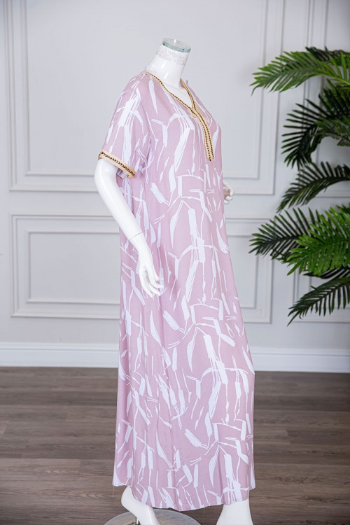 قميص نسائي طويل لون وردي مزين بنقوش و بكلفة مطرزة باللون الذهبي في الياقة و الأكمام