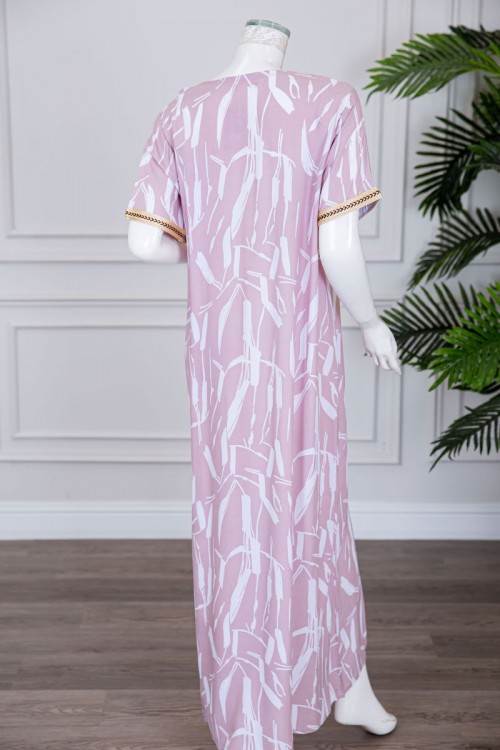 قميص نسائي طويل لون وردي مزين بنقوش و بكلفة مطرزة باللون الذهبي في الياقة و الأكمام