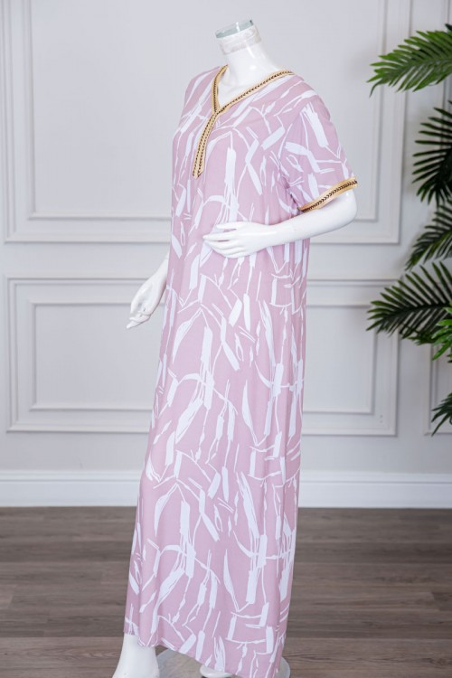 قميص نسائي طويل لون وردي مزين بنقوش و بكلفة مطرزة باللون الذهبي في الياقة و الأكمام