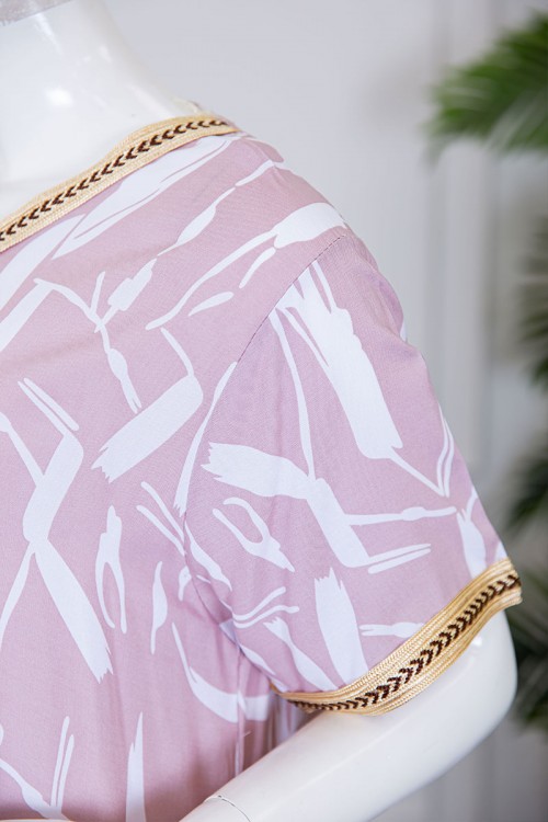 قميص نسائي طويل لون وردي مزين بنقوش و بكلفة مطرزة باللون الذهبي في الياقة و الأكمام