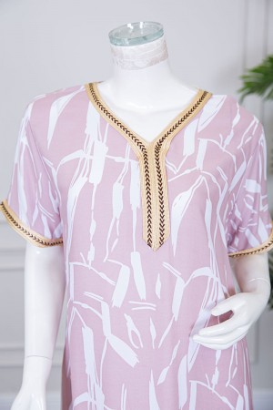 قميص نسائي طويل لون وردي مزين بنقوش و بكلفة مطرزة باللون الذهبي في الياقة و الأكمام