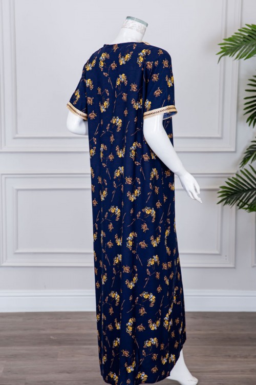 قميص نسائي طويل لون كحلي مزين برسومات ملونة و بكلفة مطرزة باللون الذهبي في الياقة و الأكمام