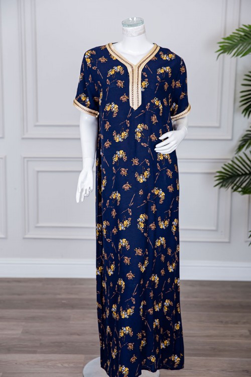 قميص نسائي طويل لون كحلي مزين برسومات ملونة و بكلفة مطرزة باللون الذهبي في الياقة و الأكمام