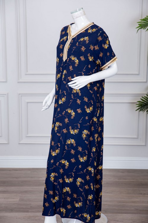 قميص نسائي طويل لون كحلي مزين برسومات ملونة و بكلفة مطرزة باللون الذهبي في الياقة و الأكمام