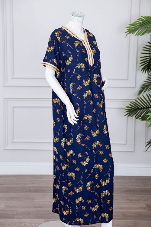 قميص نسائي طويل لون كحلي مزين برسومات ملونة و بكلفة مطرزة باللون الذهبي في الياقة و الأكمام