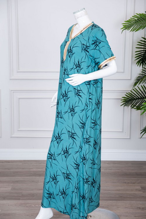 قميص نسائي طويل لون تيفاني مزين بنقوش و بكلفة مطرزة باللون الذهبي في الياقة و الأكمام