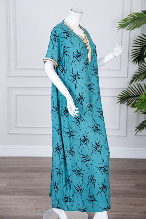 قميص نسائي طويل لون تيفاني مزين بنقوش و بكلفة مطرزة باللون الذهبي في الياقة و الأكمام