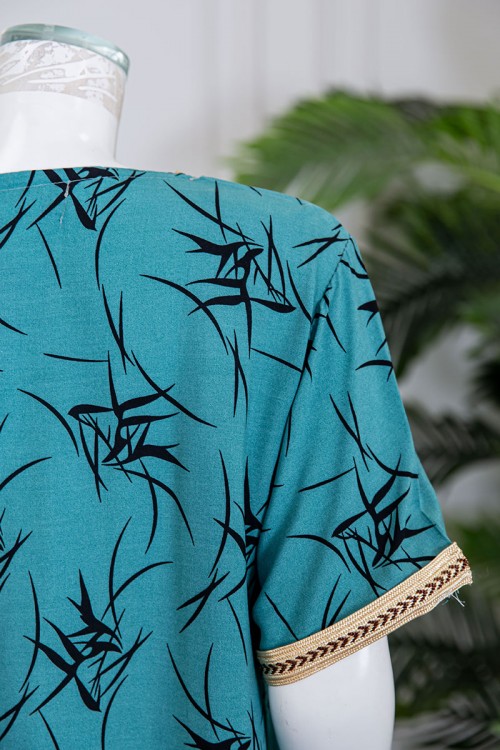 قميص نسائي طويل لون تيفاني مزين بنقوش و بكلفة مطرزة باللون الذهبي في الياقة و الأكمام