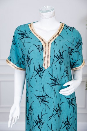 قميص نسائي طويل لون تيفاني مزين بنقوش و بكلفة مطرزة باللون الذهبي في الياقة و الأكمام