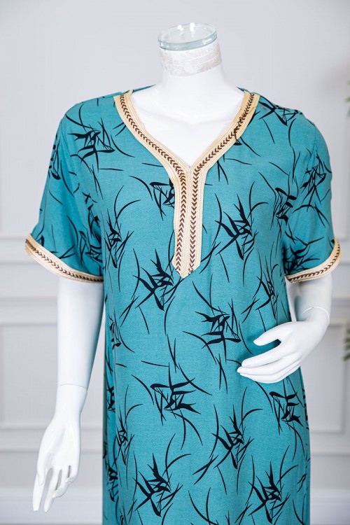 قميص نسائي طويل لون تيفاني مزين بنقوش و بكلفة مطرزة باللون الذهبي في الياقة و الأكمام