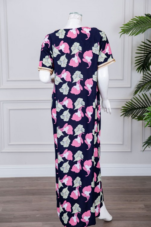 قميص نسائي طويل لون كحلي مزين برسومات ملونة و بكلفة مطرزة باللون الذهبي في الياقة و الأكمام