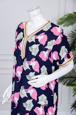 قميص نسائي طويل لون كحلي مزين برسومات ملونة و بكلفة مطرزة باللون الذهبي في الياقة و الأكمام