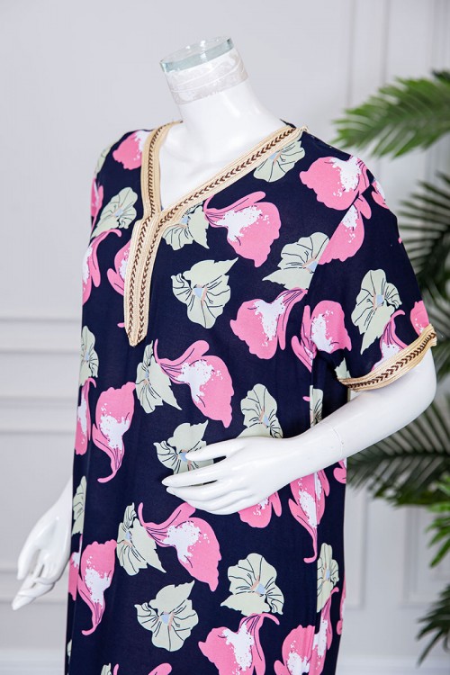 قميص نسائي طويل لون كحلي مزين برسومات ملونة و بكلفة مطرزة باللون الذهبي في الياقة و الأكمام