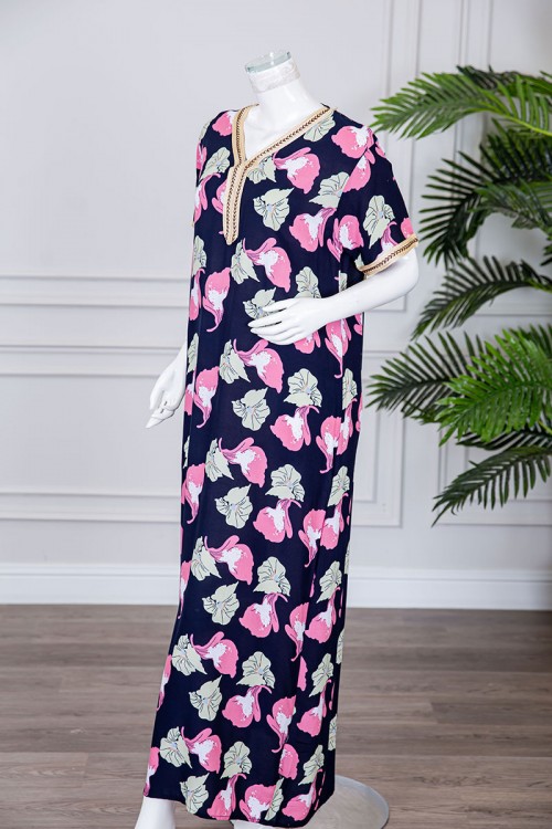 قميص نسائي طويل لون كحلي مزين برسومات ملونة و بكلفة مطرزة باللون الذهبي في الياقة و الأكمام