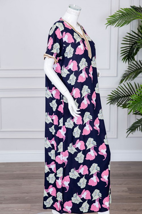 قميص نسائي طويل لون كحلي مزين برسومات ملونة و بكلفة مطرزة باللون الذهبي في الياقة و الأكمام