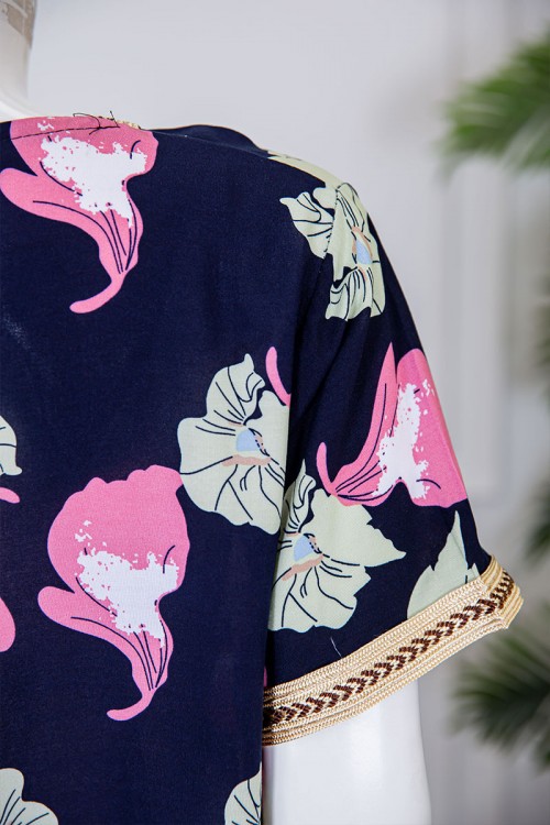 قميص نسائي طويل لون كحلي مزين برسومات ملونة و بكلفة مطرزة باللون الذهبي في الياقة و الأكمام