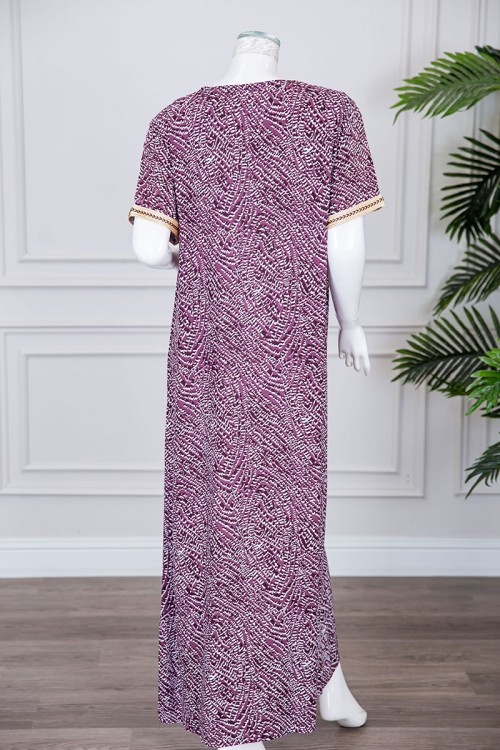 قميص نسائي طويل لون وردي مزين بنقوش و بكلفة مطرزة باللون الذهبي في الياقة و الأكمام